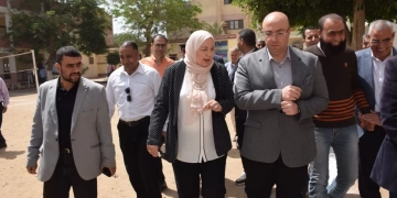 محافظ بني سويف يتفقد مدرسة علية توفيق الثانوية بنات ويشيد بمناظرة ثقافية بين الطالبات..ويشجّع طالبة تلعثمت من رهبة الموقف على الاستمرار 1 - جريدة المساء