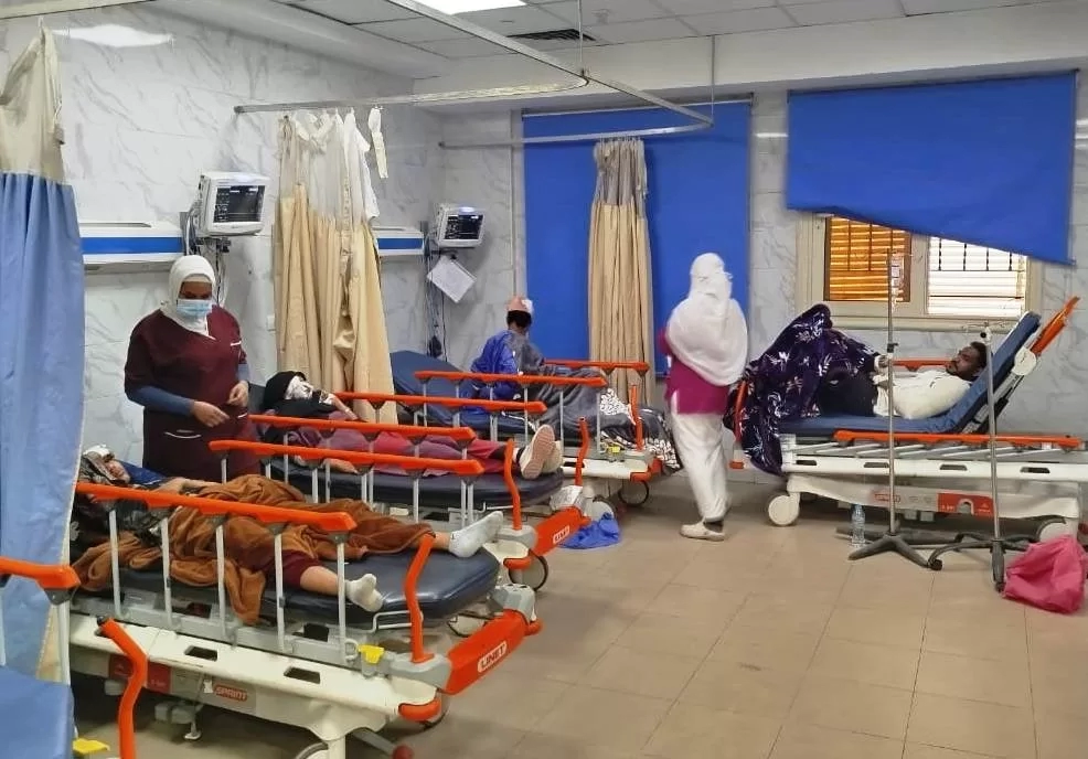 محافظ أسوان يوجه لتقديم أوجه الرعاية الطبية والعلاجية لـ 50 مصاب من الأشقاء السودانيين فى حادث انقلاب أتوبيس للركاب بالطريق الصحراوى الغربى بالقرب من كمين السباعية بإدفو . 19 - جريدة المساء