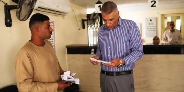 فى جولة مفاجئة .. محافظ أسوان يطمئن على تقديم الخدمات والمعاملات المختلفة للمواطنين بالمركز التكنولوجى لمديرية التموين 1 - جريدة المساء