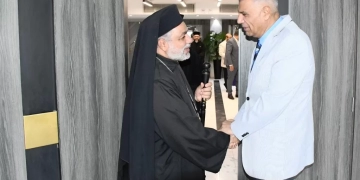 فى إتصال تليفونى .. محافظ أسوان يقدم خالص تعازيه فى وفاة بابا الفاتيكان لمطران إيبارشية طيبة للأقباط الكاثوليك ولكاهن الكنيسة بأسوان 1 - جريدة المساء