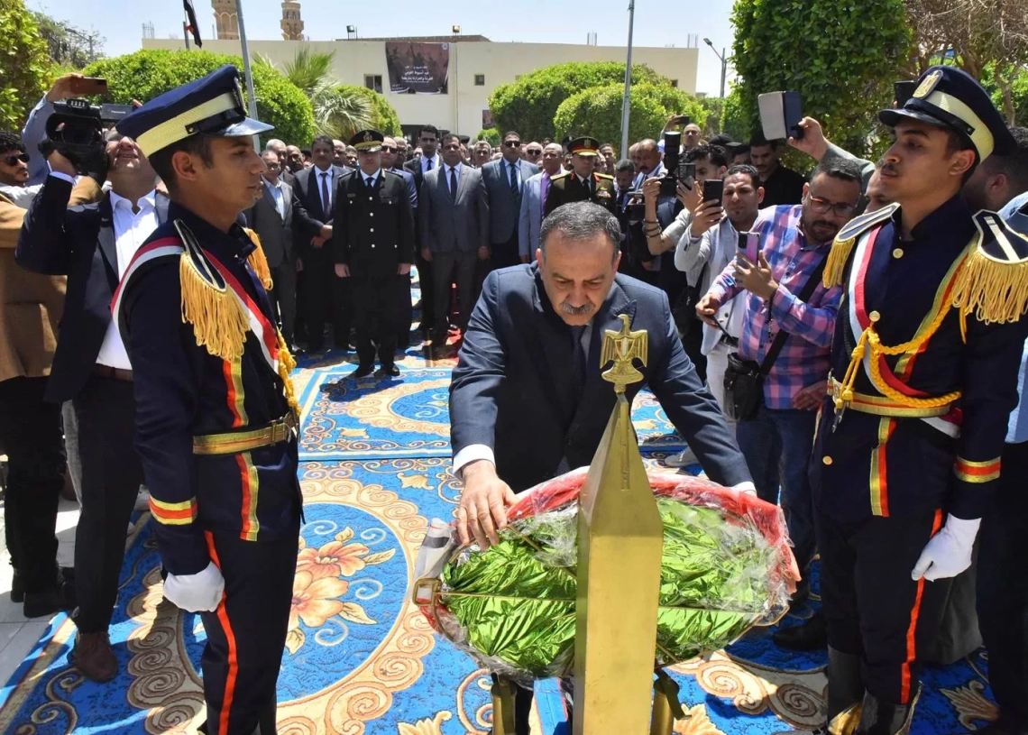 محافظ أسيوط ومدير الأمن يضعان إكليل الزهور على النصب التذكاري لشهداء قرية بني عدي بمنفلوط احتفالاً بالعيد القومي للمحافظة الـ226 19 - جريدة المساء