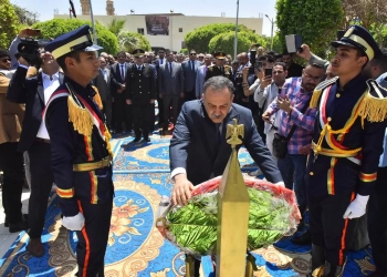 محافظ أسيوط ومدير الأمن يضعان إكليل الزهور على النصب التذكاري لشهداء قرية بني عدي بمنفلوط احتفالاً بالعيد القومي للمحافظة الـ226 31 - جريدة المساء