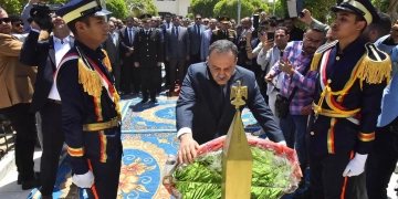 محافظ أسيوط ومدير الأمن يضعان إكليل الزهور على النصب التذكاري لشهداء قرية بني عدي بمنفلوط احتفالاً بالعيد القومي للمحافظة الـ226 1 - جريدة المساء
