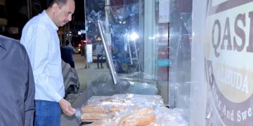 محافظ سوهاج في جولة ميدانية مفاجئة للتأكد من استقرار الأسعار بالمخابز و المطاعم 1 - جريدة المساء