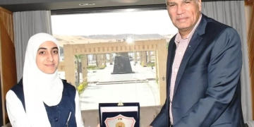 فى لفتة أبوية .. محافظ أسوان يكرم الطالبة " زينب السيد " لحصدها المركز الأول على مستوى الجمهورية فى مسابقة القرآن الكريم 1 - جريدة المساء