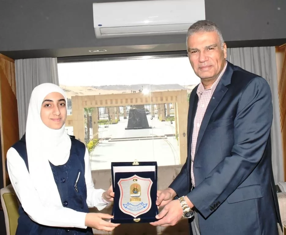 فى لفتة أبوية .. محافظ أسوان يكرم الطالبة " زينب السيد " لحصدها المركز الأول على مستوى الجمهورية فى مسابقة القرآن الكريم 17 - جريدة المساء