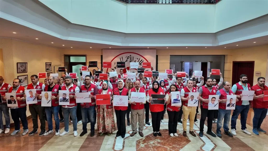 الهلال الأحمر المصرى يتضامن مع شهداء الإسعاف.. ودعوات لتحقيق دولي في استهداف الطواقم الطبية 22 - جريدة المساء الهلال الأحمر المصرى يتضامن مع شهداء الإسعاف.. ودعوات لتحقيق دولي في استهداف الطواقم الطبية 21 - جريدة المساء