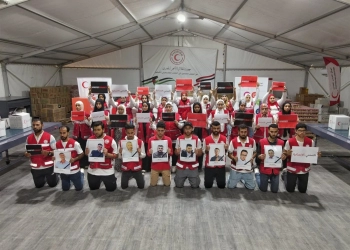 وقفة أعضاء الهلال الأحمر المصرى