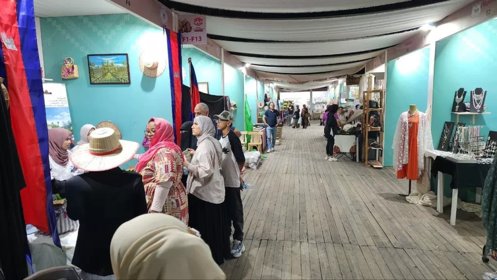 مشاركة دولية متميزة في معرض "ديارنا زهور الربيع".. وسفير كمبوديا يزور الجناح الكمبودى 18 - جريدة المساء