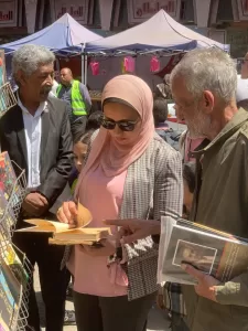 "مكتبة على الرصيف".. مبادرة شعبية في قلب الدخيلة تشعل شغف القراءة بدعم من حي العجمي 39 - جريدة المساء