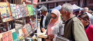 "مكتبة على الرصيف".. مبادرة شعبية في قلب الدخيلة تشعل شغف القراءة بدعم من حي العجمي 33 - جريدة المساء