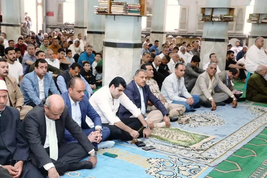 محافظ الشرقية يؤدي و يشارك أهالي مدينة بلبيس صلاة الجمعة بمسجد الكويتية 17 - جريدة المساء