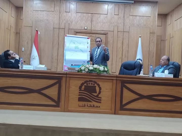 محافظ قنا يوجه رؤساء المدن بفتح قنوات التواصل المباشر مع المواطنين 23 - جريدة المساء