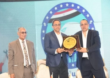 محافظ قنا يشارك في احتفالية مستقبل وطن بعيد العمال ويشيد بدورهم في مسيرة التنمية 21 - جريدة المساء