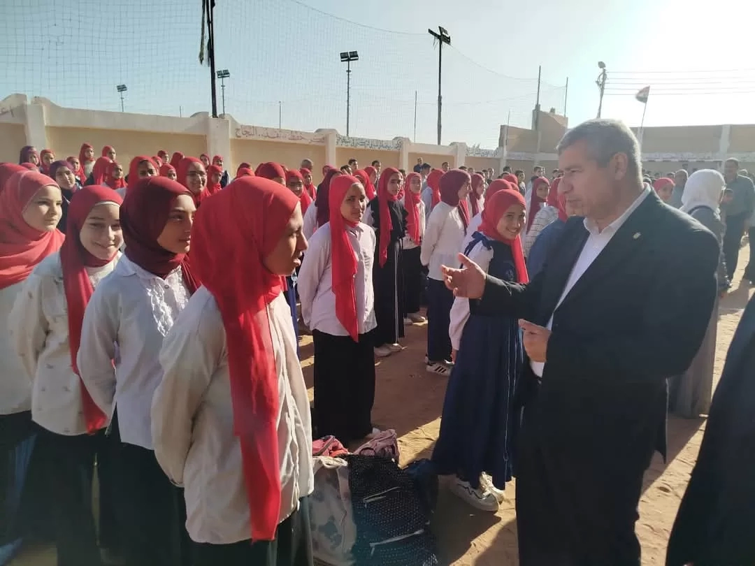 وكيل تعليم الشرقية في طحا المرج.. طابور صباح وحوارات مع الطلاب.. ومدرسة تتحول إلى مركز جذب تربوي 26 - جريدة المساء