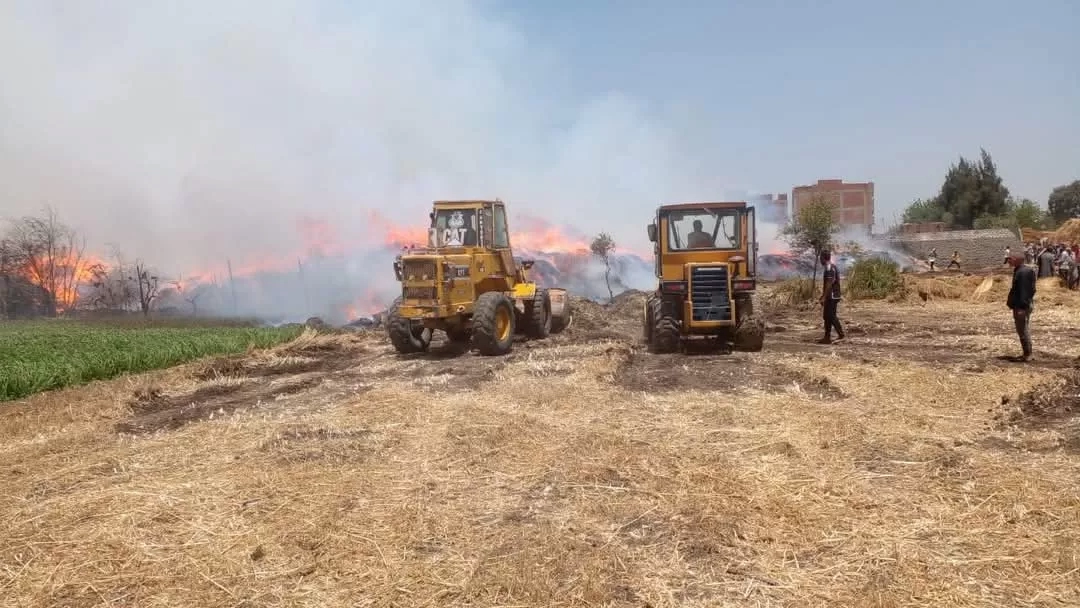 محافظ الغربية يتابع لحظة بلحظة جهود السيطرة على حرائق شون الكتان بسمنود وزفتى.. استنفار كامل وإنقاذ عشرات الأرواح 17 - جريدة المساء