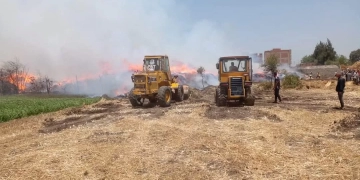 محافظ الغربية يتابع لحظة بلحظة جهود السيطرة على حرائق شون الكتان بسمنود وزفتى.. استنفار كامل وإنقاذ عشرات الأرواح 1 - جريدة المساء