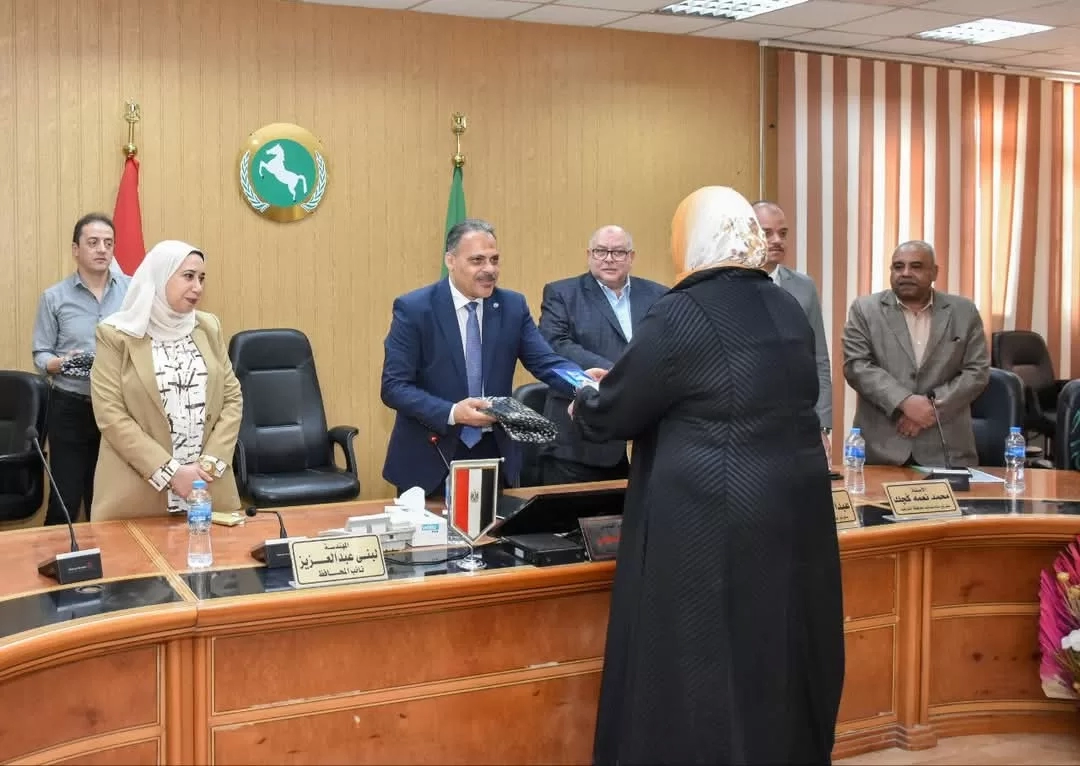 حج بلا عناء ورعاية كاملة.. محافظ الشرقية يُسلم تأشيرات وملابس الإحرام لـ542 حاجًا من الجمعيات الأهلية 27 - جريدة المساء