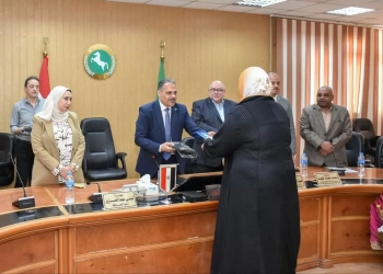 حج بلا عناء ورعاية كاملة.. محافظ الشرقية يُسلم تأشيرات وملابس الإحرام لـ542 حاجًا من الجمعيات الأهلية 26 - جريدة المساء