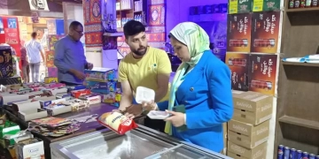 حملة حاسمة بالعجمي تقودها نور الهدى.. غلق محال وضبط أغذية فاسدة وسجائر مجهولة وتحصيل غرامات 1 - جريدة المساء