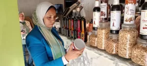 حملة حاسمة بالعجمي تقودها نور الهدى.. غلق محال وضبط أغذية فاسدة وسجائر مجهولة وتحصيل غرامات 26 - جريدة المساء