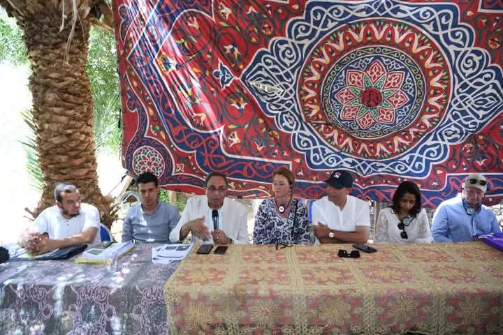 محافظ قنا ومساعد وزير التنمية المحلية ووفد البنك الدولي يتفقدون تكتل النباتات الطبية والعطرية بقفط 21 - جريدة المساء