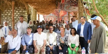 محافظ قنا ومساعد وزير التنمية المحلية ووفد البنك الدولي يتفقدون تكتل النباتات الطبية والعطرية بقفط 1 - جريدة المساء