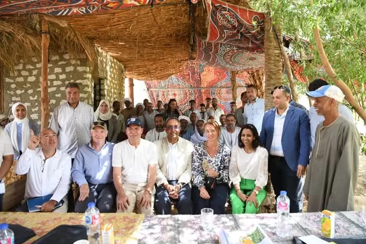 محافظ قنا ومساعد وزير التنمية المحلية ووفد البنك الدولي يتفقدون تكتل النباتات الطبية والعطرية بقفط 19 - جريدة المساء