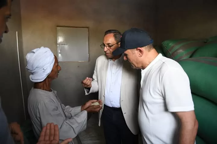 محافظ قنا ومساعد وزير التنمية المحلية ووفد البنك الدولي يتفقدون تكتل النباتات الطبية والعطرية بقفط 25 - جريدة المساء