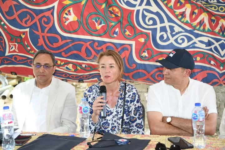 محافظ قنا ومساعد وزير التنمية المحلية ووفد البنك الدولي يتفقدون تكتل النباتات الطبية والعطرية بقفط 23 - جريدة المساء