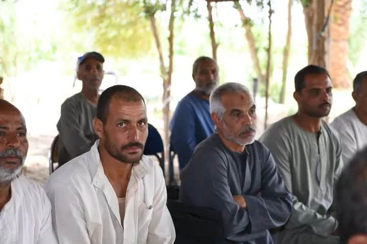 محافظ قنا ومساعد وزير التنمية المحلية ووفد البنك الدولي يتفقدون تكتل النباتات الطبية والعطرية بقفط 35 - جريدة المساء