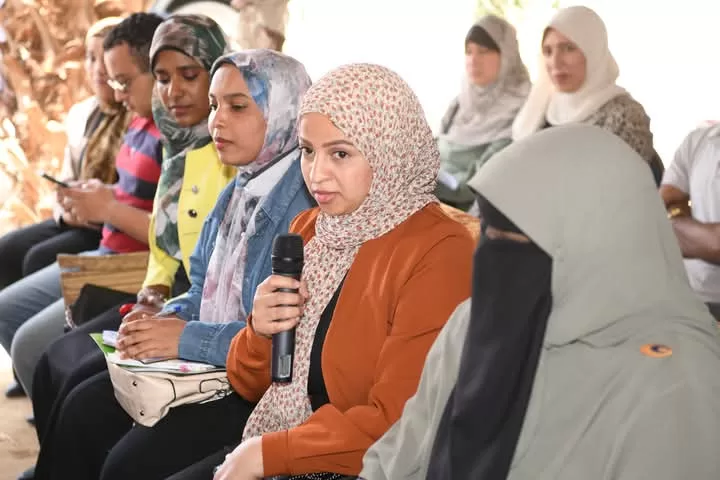 محافظ قنا ومساعد وزير التنمية المحلية ووفد البنك الدولي يتفقدون تكتل النباتات الطبية والعطرية بقفط 37 - جريدة المساء