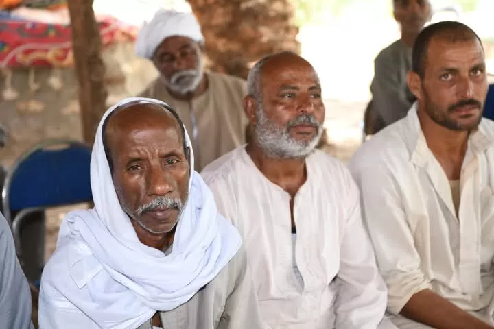 محافظ قنا ومساعد وزير التنمية المحلية ووفد البنك الدولي يتفقدون تكتل النباتات الطبية والعطرية بقفط 33 - جريدة المساء