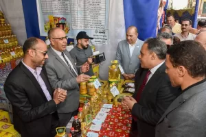 بتخفيضات تصل إلى 30٪.. محافظ الشرقية يفتتح معرض بيع السلع والمواد الغذائية بأسعار مخفضة بميدان التحرير بالزقازيق 27 - جريدة المساء