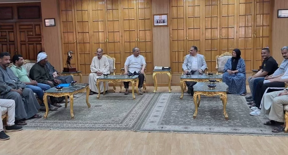 محافظ الشرقية يستقبل أهالي ديرب نجم لتقنين أراضي أملاك الدولة 26 - جريدة المساء