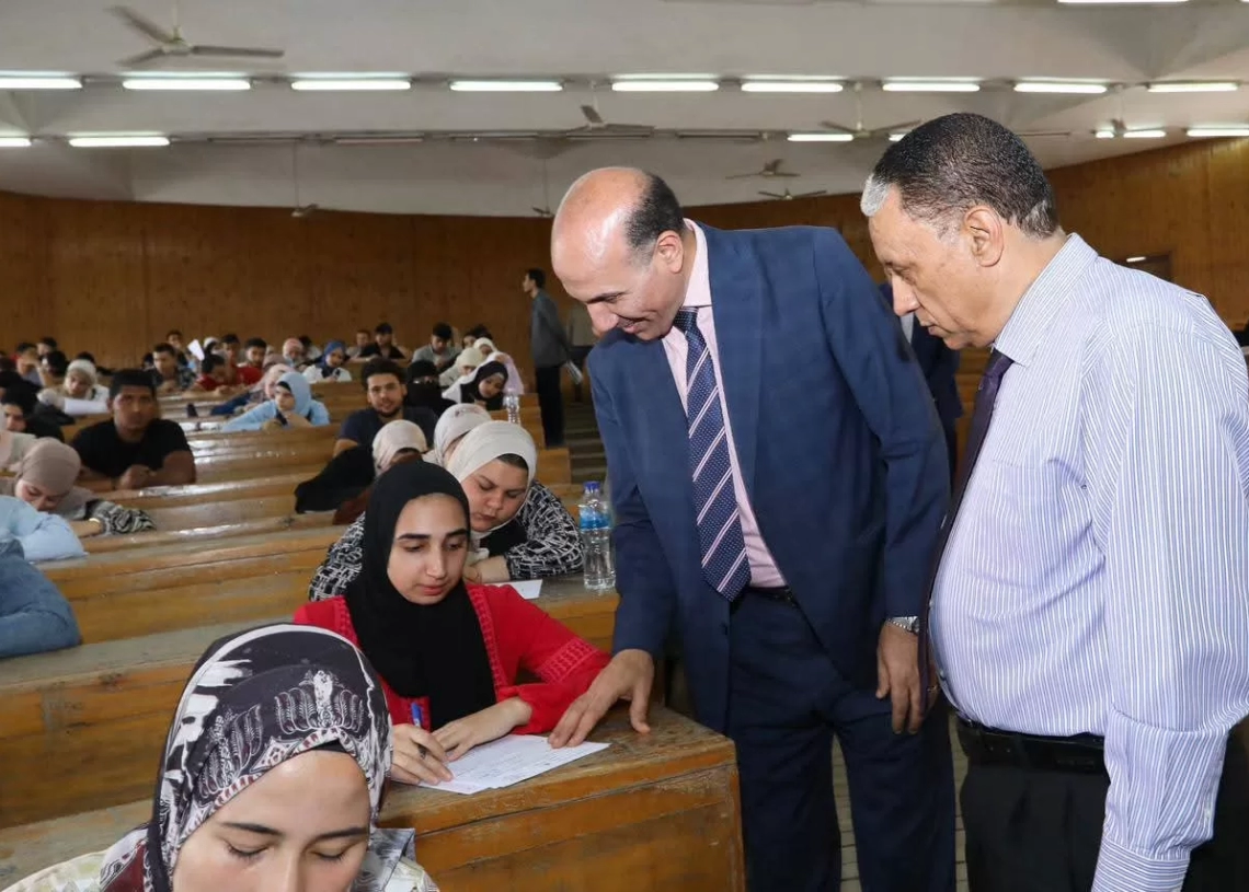 نائب رئيس جامعة الزقازيق لشئون التعليم والطلاب يطمئن على سير الامتحانات بكليات الآداب والتربية والتجارة والتكنولوجيا والتنمية 18 - جريدة المساء
