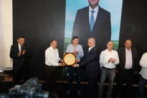 لتدعم صغار المربين بتوفير الروؤس المحسنة ذات الإنتاجية العالية وتوفير فرص العمل.. وزير الزراعة و محافظ الشرقية ورئيس البنك الزراعي يطلقون المرحلة الثانية من مبادرة "إحلم" لدعم صغار المربين بقرية التلين بمنيا القمح 42 - جريدة المساء