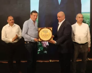 لتدعم صغار المربين بتوفير الروؤس المحسنة ذات الإنتاجية العالية وتوفير فرص العمل.. وزير الزراعة و محافظ الشرقية ورئيس البنك الزراعي يطلقون المرحلة الثانية من مبادرة "إحلم" لدعم صغار المربين بقرية التلين بمنيا القمح 40 - جريدة المساء