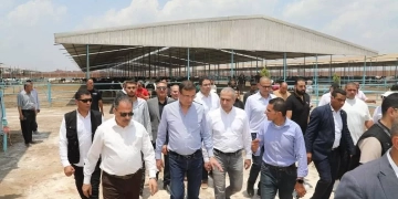 لتدعم صغار المربين بتوفير الروؤس المحسنة ذات الإنتاجية العالية وتوفير فرص العمل.. وزير الزراعة و محافظ الشرقية ورئيس البنك الزراعي يطلقون المرحلة الثانية من مبادرة "إحلم" لدعم صغار المربين بقرية التلين بمنيا القمح 1 - جريدة المساء