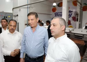 لتدعم صغار المربين بتوفير الروؤس المحسنة ذات الإنتاجية العالية وتوفير فرص العمل.. وزير الزراعة و محافظ الشرقية ورئيس البنك الزراعي يطلقون المرحلة الثانية من مبادرة "إحلم" لدعم صغار المربين بقرية التلين بمنيا القمح 22 - جريدة المساء