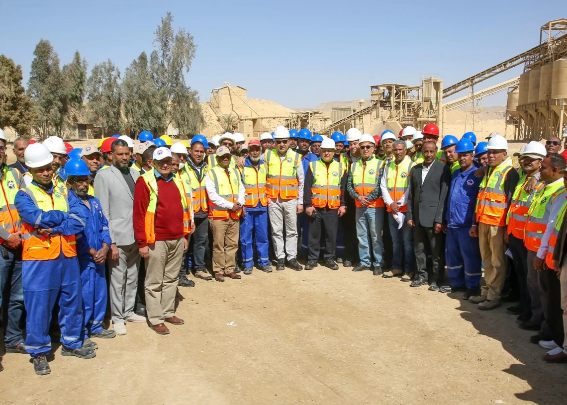 وزير قطاع الأعمال العام يهنئ العاملين بالمصانع والشركات التابعة للوزارة بمناسبة عيد العمال 19 - جريدة المساء