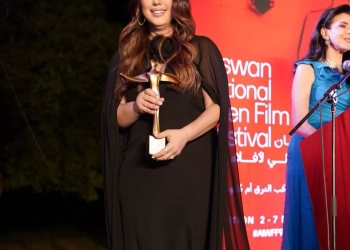 كندة علوش تتسلم تكريمها من مهرجان أسوان الدولي لأفلام المرأة  19 - جريدة المساء