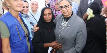 أمل عمار ومحافظ أسوان ورئيسة بعثة الاتحاد الأوروبي يتفقدون نموذج المحاكاة البنكي «تحويشة في بنك» بأسوان 1 - جريدة المساء