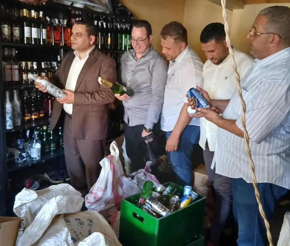 محافظة الجيزة تضبط 7000 زجاجة مشروبات كحولية داخل منشأة غير مرخصة في الشيخ زايد 19 - جريدة المساء