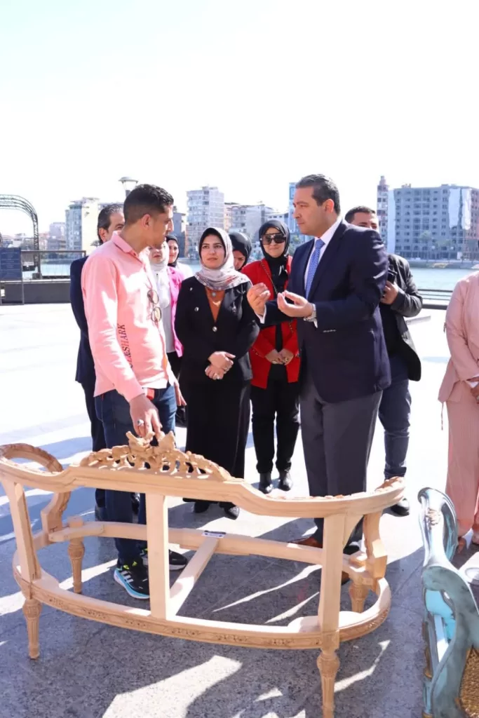 محافظ دمياط يعلن عن خطة لإحياء فنون النحت على الخشب في معرض "فن الأويما" 31 - جريدة المساء