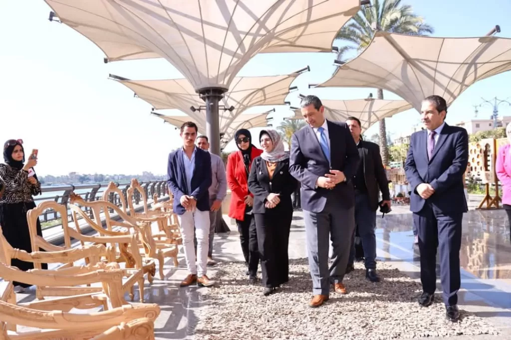 محافظ دمياط يعلن عن خطة لإحياء فنون النحت على الخشب في معرض "فن الأويما" 25 - جريدة المساء