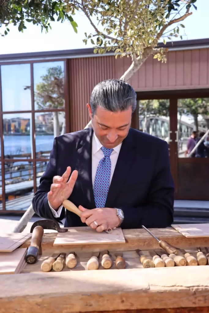 محافظ دمياط يعلن عن خطة لإحياء فنون النحت على الخشب في معرض "فن الأويما" 21 - جريدة المساء