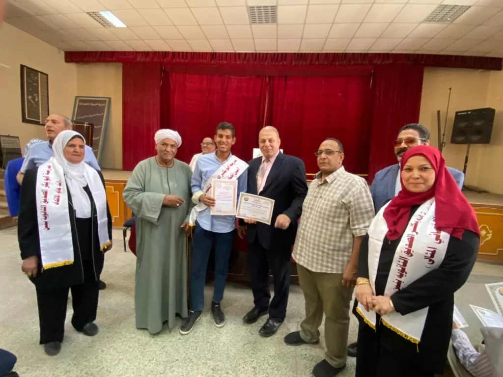 تعليم قنا يكرم الطالب أحمد توفيق لابتكاره روبوتاً لخدمة كبار السن 33 - جريدة المساء