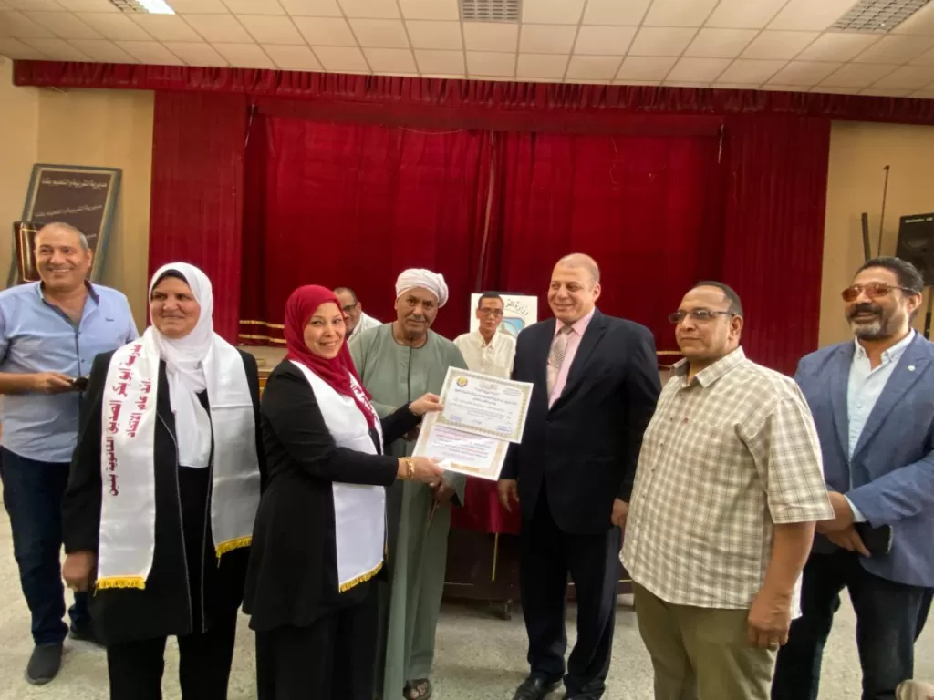 تعليم قنا يكرم الطالب أحمد توفيق لابتكاره روبوتاً لخدمة كبار السن 35 - جريدة المساء