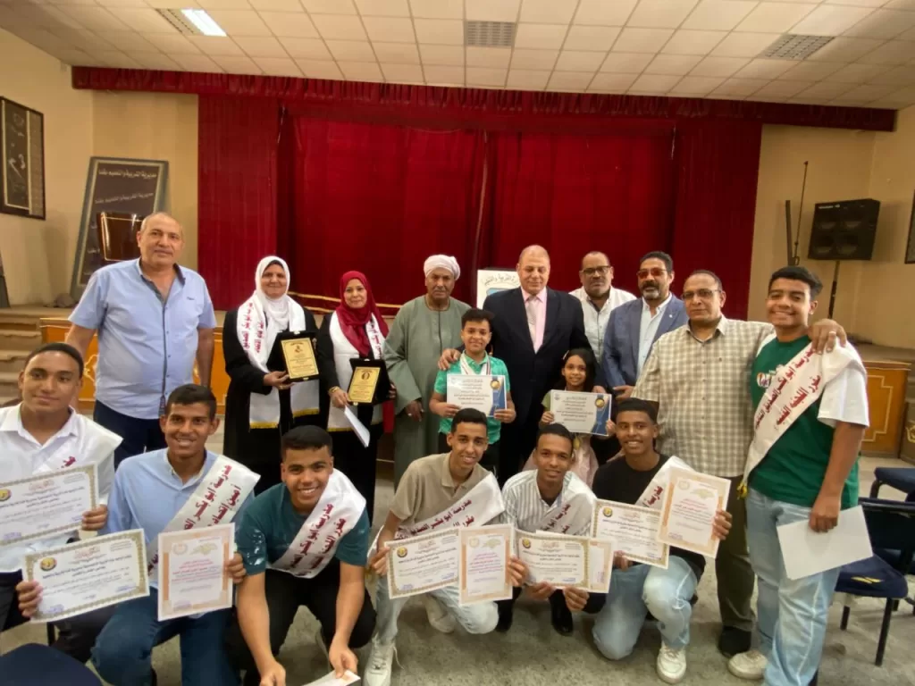 تعليم قنا يكرم الطالب أحمد توفيق لابتكاره روبوتاً لخدمة كبار السن 29 - جريدة المساء